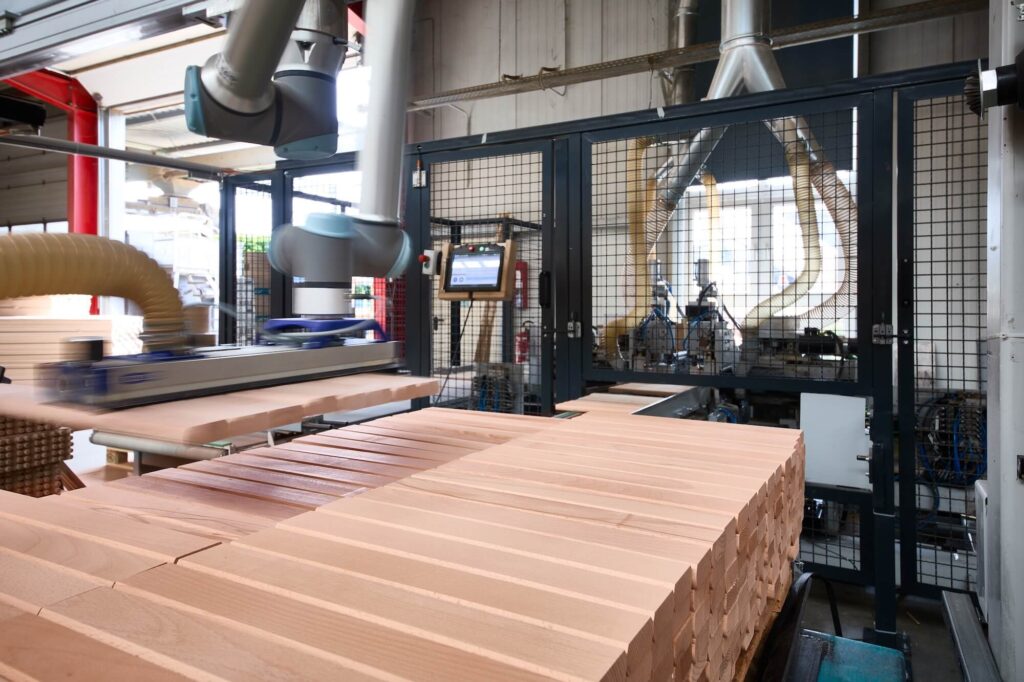 industrieller roboter mit vakuumgreifer holz bewegung
